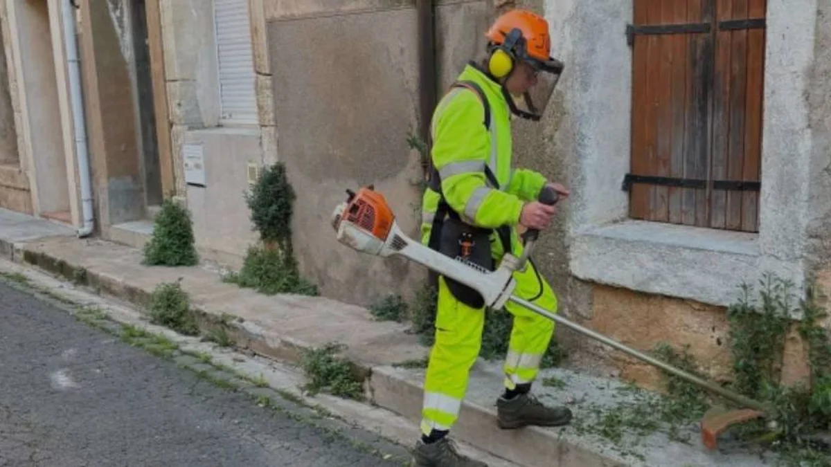 Bessan - Le désherbage des rues au cœur de l'action du service des espaces verts de l'agglo #bessan