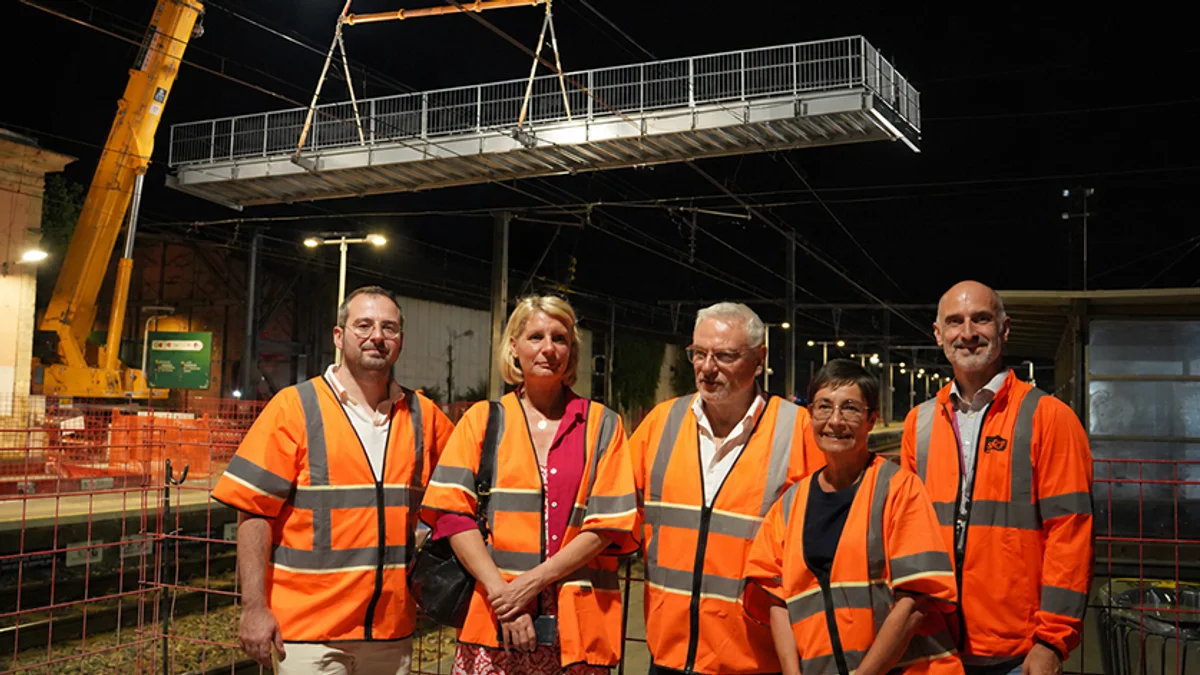 Agde - Gare : la première partie de la passerelle piétonne installée au-dessus des voies #agde