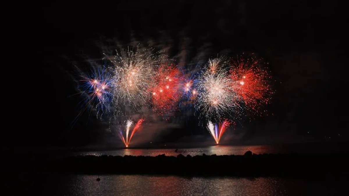 Cap d'Agde - Pourquoi le feu d'artifice du Cap d'Agde est maintenu ? Il est tiré au milieu de l'eau ! #capdagde