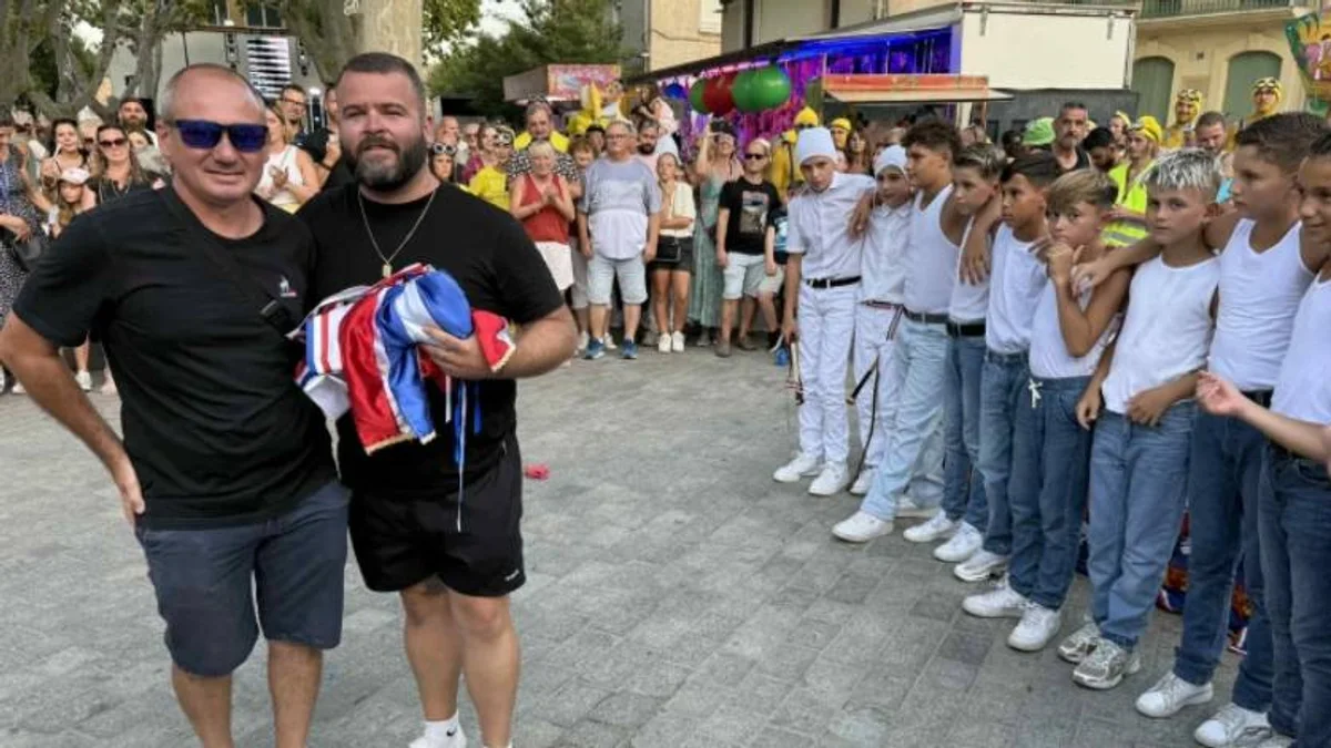 Bessan - Aux côtés de l'âne totémique, les plus jeunes et le petit âne sont aussi mobilisés #bessan