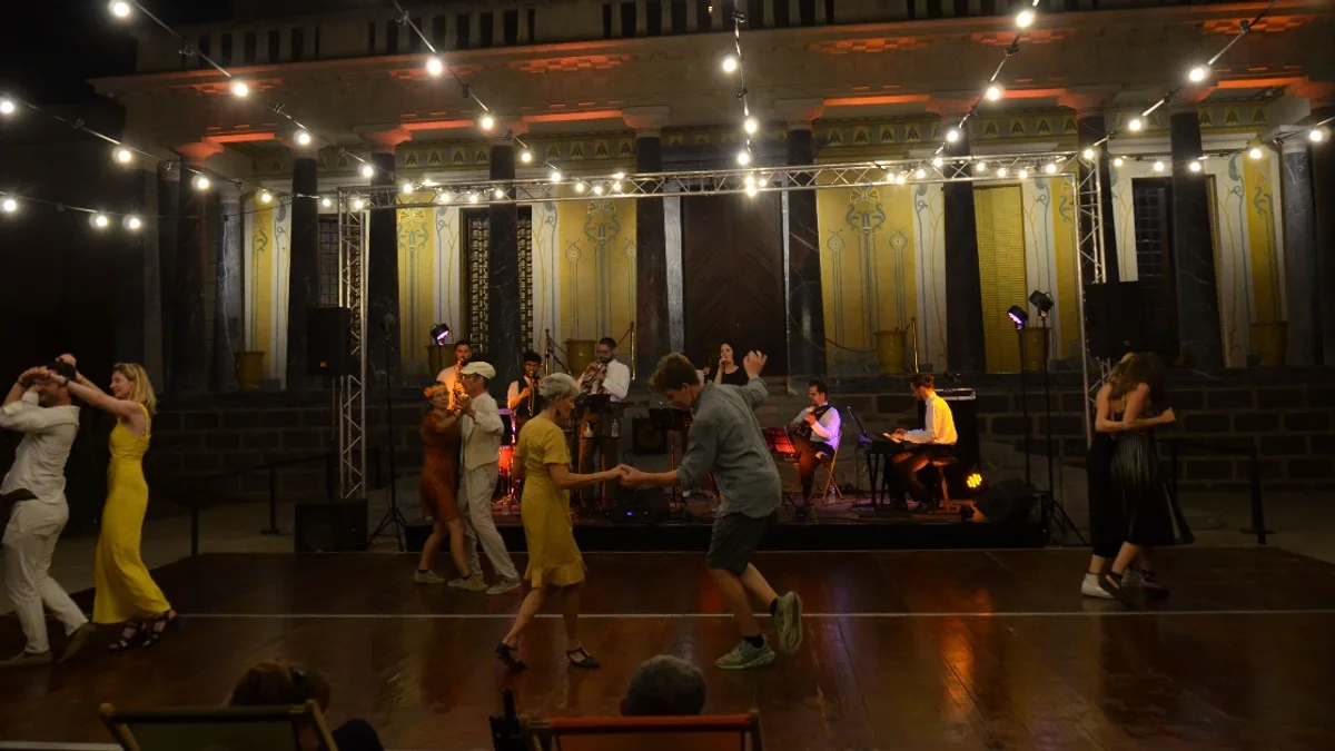 Agde - Le Château Laurens s'est transformé en piste de danse pour une soirée swing #agde