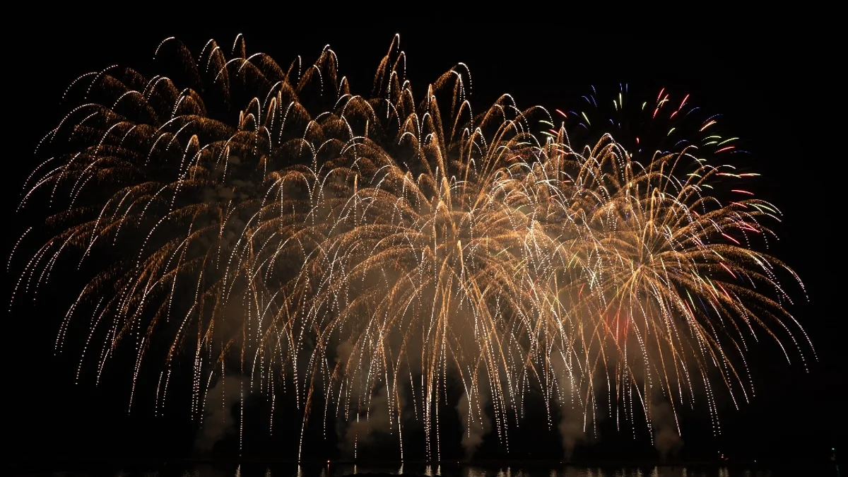 Grau d'Agde - Dernier feu d'artifice de l'été : rendez-vous vendredi à l'embouchure de l'Hérault #graudagde