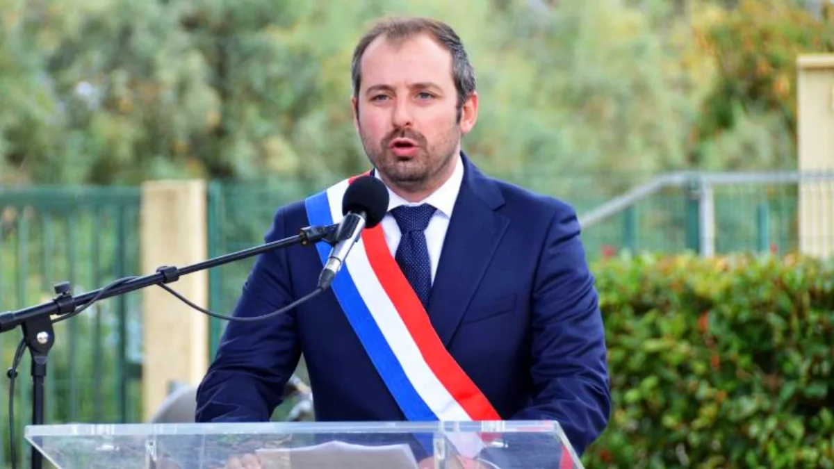 Agde - Le maire veut le drapeau français dans les écoles et donne la parole aux Agathois ! #agde