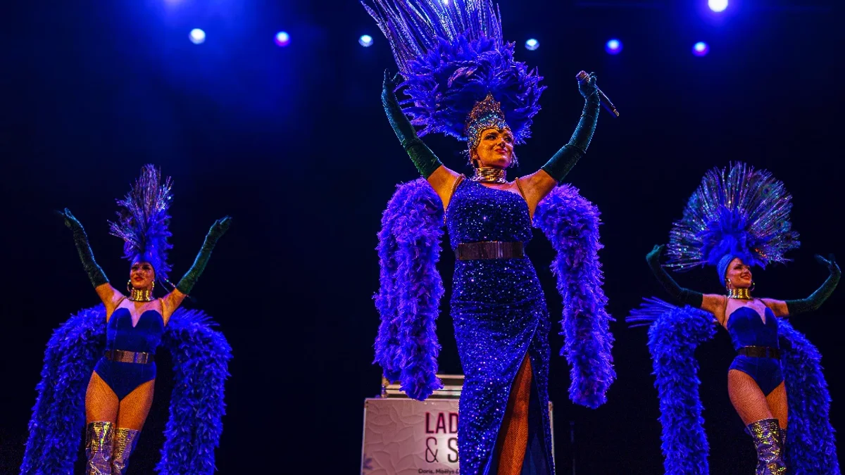 Agde - Un Palais des Festivités comble pour une soirée cabaret offerte au public #agde