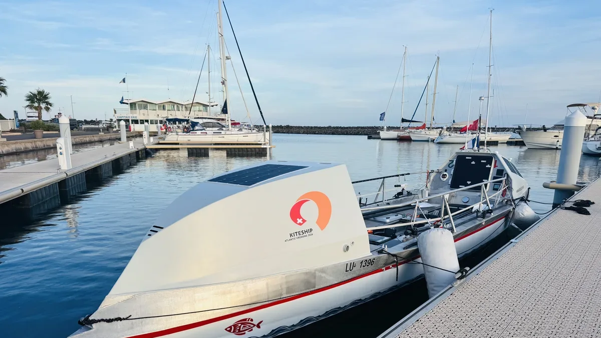 Au Cap d'Agde, un étrange bateau intrigue les promeneurs