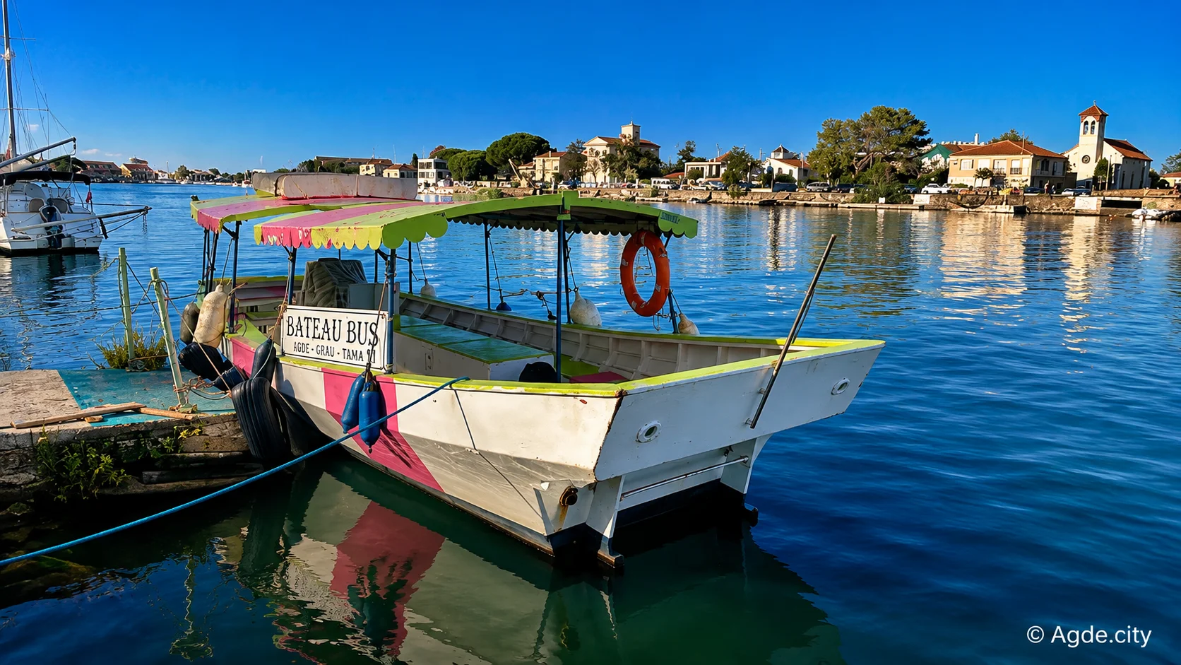 Le passeur d'Agde sur le fleuve Hérault, en barque
